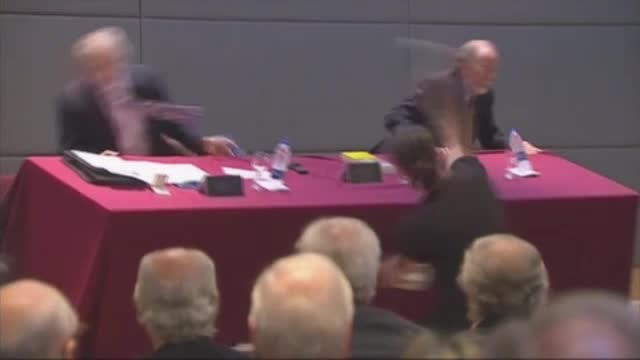 O conferinta de presa s-a finalizat cu scandal. Un fost ministru al Economiei a fost atacat cu oua