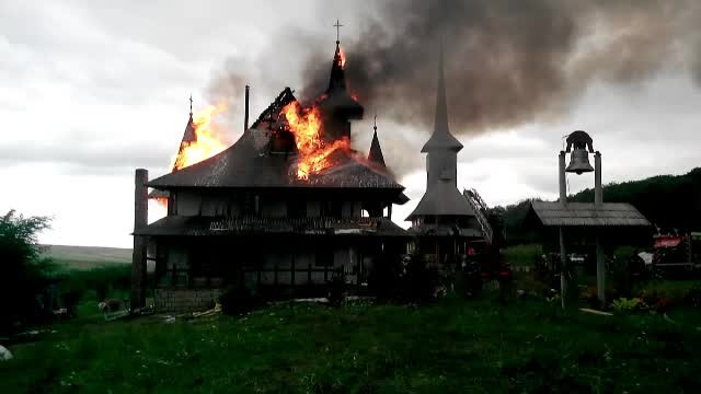 Incendiu puternic la o manastire de langa Botosani. Chiliile maicutelor au fost distruse aproape in intregime