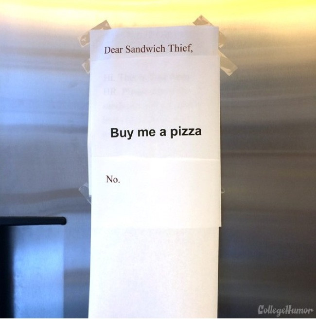 "Mesaj catre cel care mi-a furat sandvisul". Schimbul de replici de pe frigider care a devenit viral pe internet