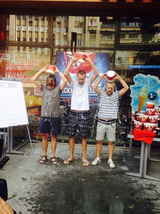 (P) Provocare speciala pentru bucuresteni. Ce se intampla daca iti torni o galeata cu gheata in cap in KFC-ul de la Romana