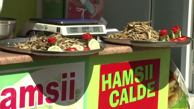 La ce trebuie sa fii atent atunci cand comanzi mancare pe litoral. Hamsiile, shaormele si chiar pizza sunt tinute in soare