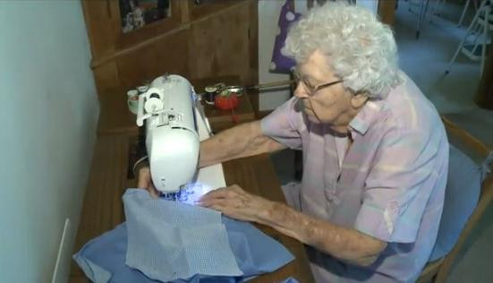 O femeie in varsta de 99 de ani confectioneaza, in fiecare zi, rochii pentru fetitele nevoiase