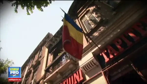 De 50 de ani, intr-o camera din centrul Capitalei, el transforma lemnele in arta. Meseria, domnule, te tine in viata