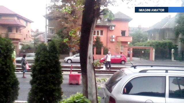 Barbat filmat in timp de fura suruburi de la o linie de tramvai, din Capitala. Ce le-a spus politistilor care l-au prins