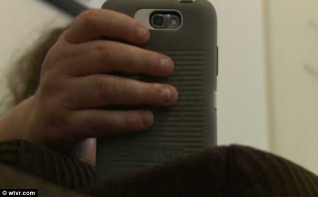 S-a uitat in tableta fiicei adolescente si a chemat imediat politia. "Nu am crezut ca se va ajunge aici"