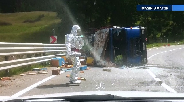 Un TIR care transporta stupi cu albine s-a rasturnat. Echipele de interventie au avut nevoie de costume speciale