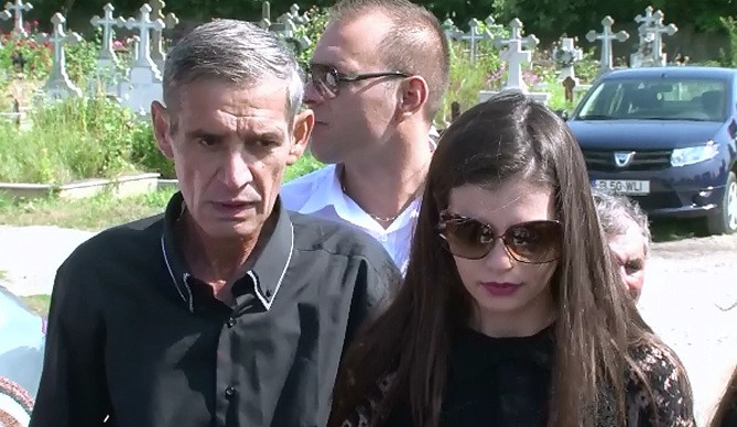 Surorile Gabor, prezente la slujba de comemorare a mamei lor. Si-au facut aparitia la cimitir cu cateva garzi de corp