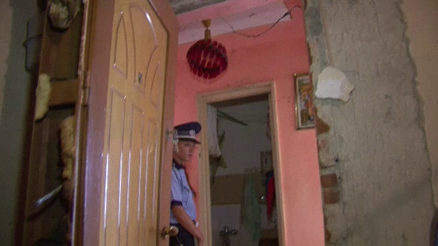 Explozie de proportii in Targu Jiu. O locuinta a sarit in aer, dupa ce o batrana a uitat deschis ochiul unui aragaz