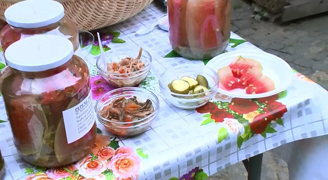 Gospodinele se pregatesc pentru muraturile de toamna. Romania este lider regional la consumul de acrituri