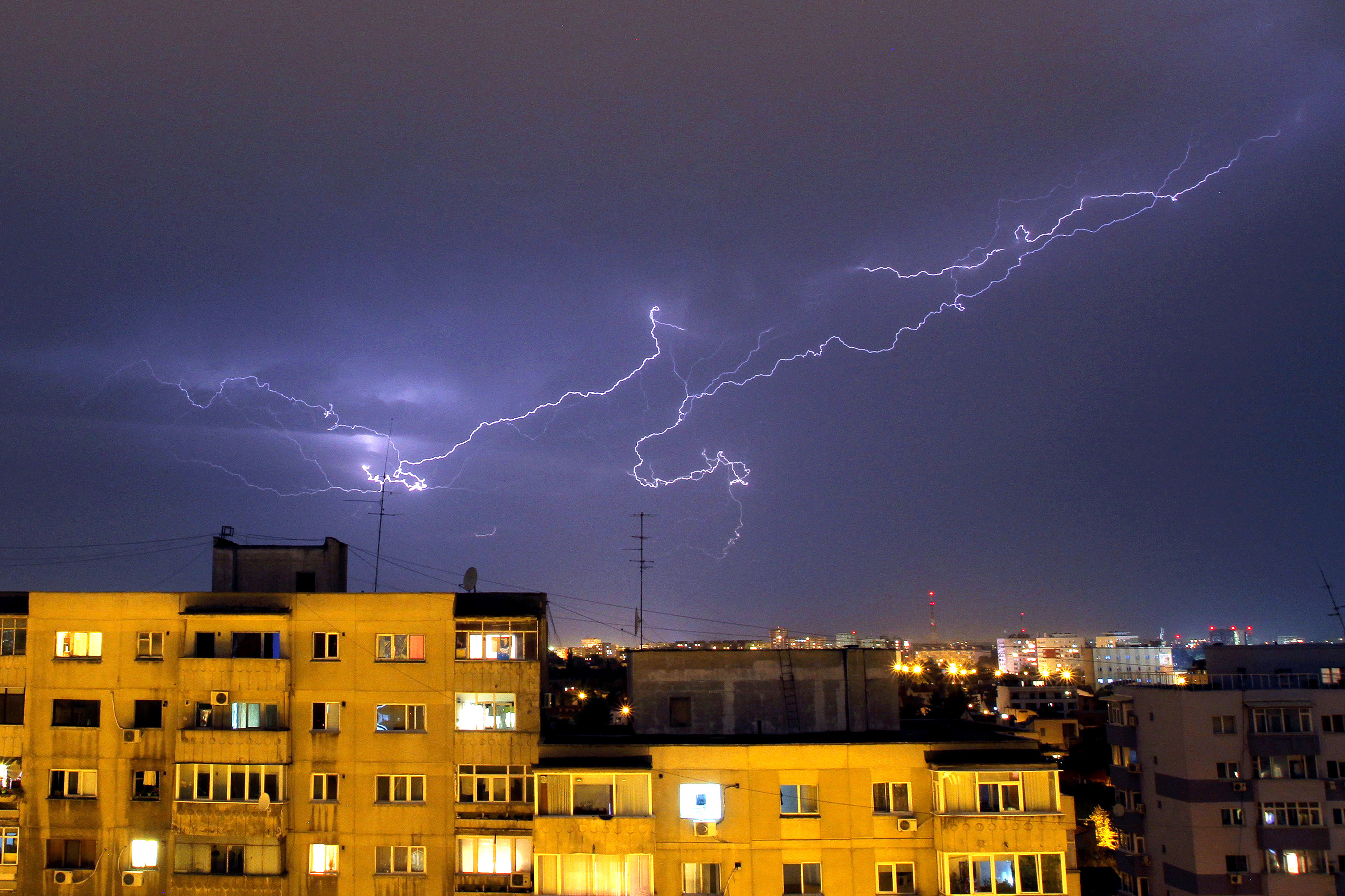 Marea BALTA a Capitalei: o creatie comuna a autoritatilor lente si a locuitorilor care isi parcheaza masinile pe canalizare