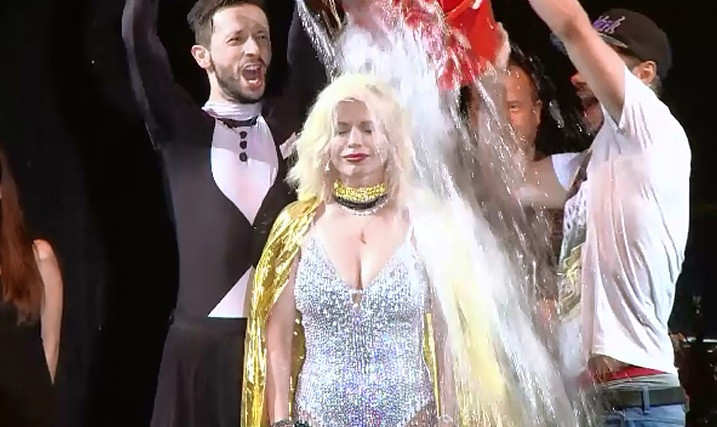 Loredana si solistul de la Voltaj au acceptat provocarea "Ice Bucket Challenge". "A fost la dublu senzatia, au fost 2 galeti"