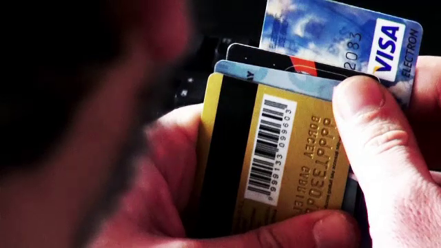 Un card bancar nefolosit ne indatoreaza la banca. Ce comisioane platim anual pentru conturile deschise, dar neutilizate