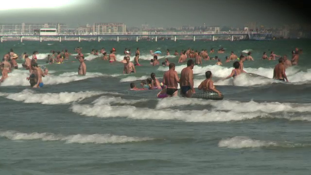 Oamenii au ignorat ploaia marunta de pe litoral si au invadat plajele. Aglomeratie mare in ultima zi din week-end