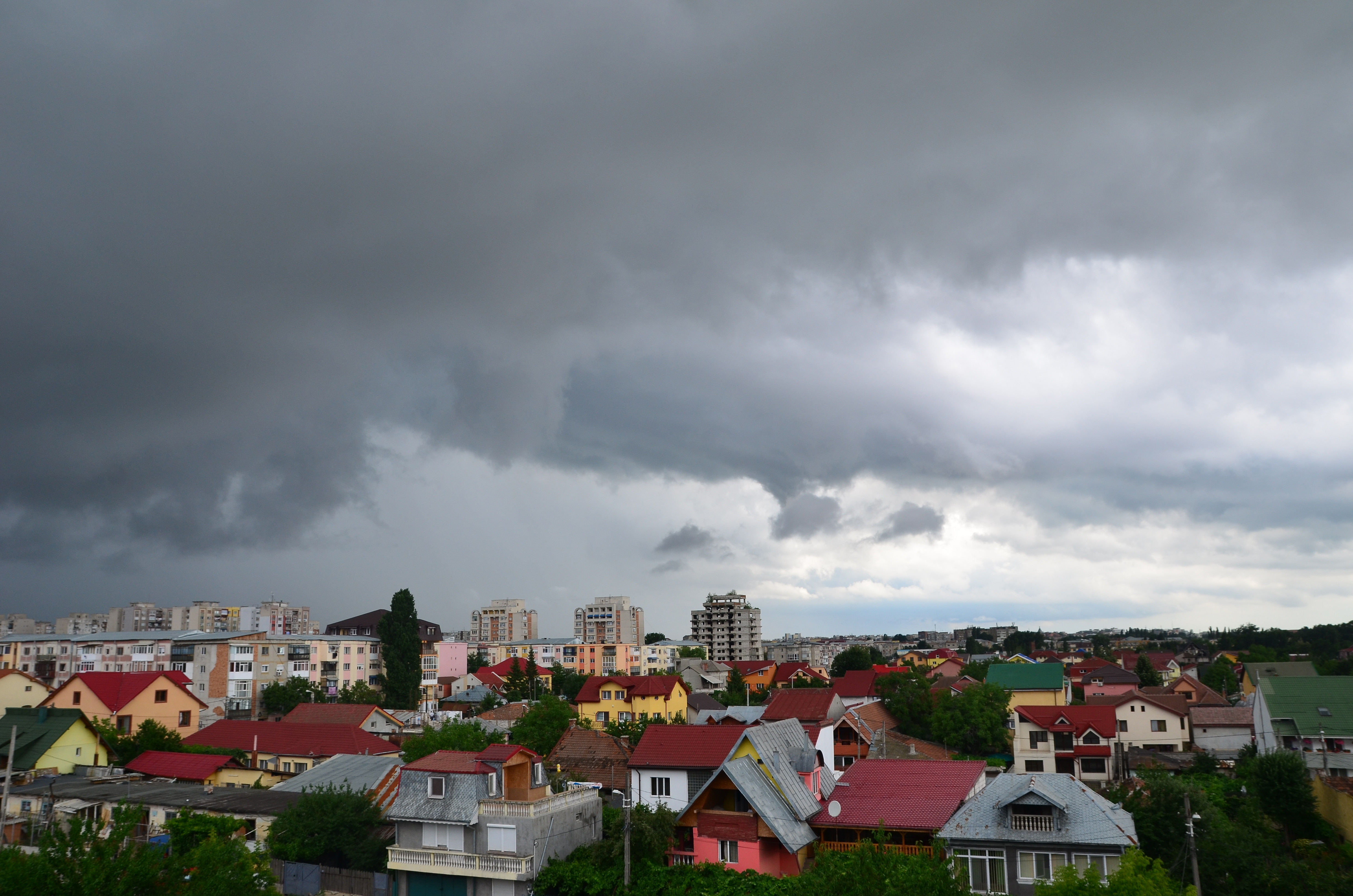 Temperaturile scad brusc si toata tara va fi lovita de ploi si vijelii. Imagini cu furtuna din Capitala de joi dimineata