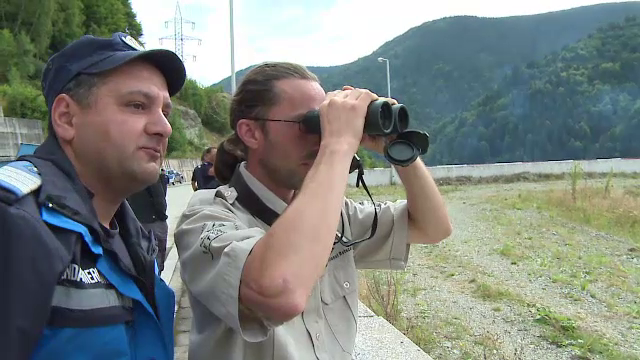 Peste 100 de politisti, jandarmi, salvamontisti si scafandri scotocesc Parcul National Retezat in cautarea fetei disparute