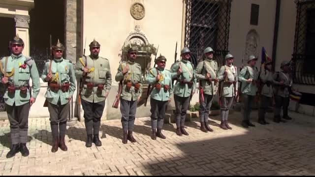 Soldati in uniforme de epoca au facut demonstratii de lupta in fata castelului Peles