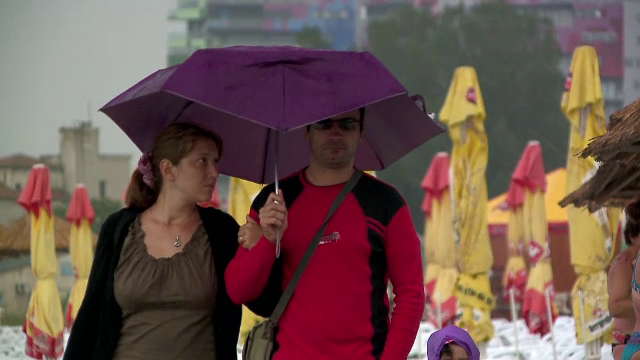 Zeci de mii de turisti s-au distrat pe litoral, in ciuda ploii. Cei care s-au speriat de vreme s-au trezit blocati in trafic