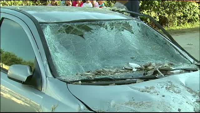 Vijelia a provocat un dezastru in orasul in care s-a nascut Ceausescu. Un acoperis a cazut peste 7 masini la Scornicesti