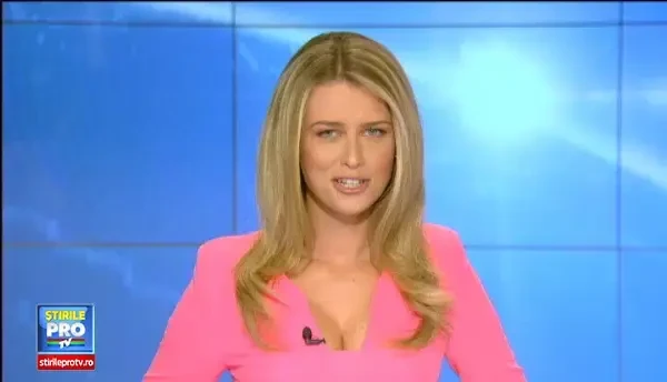 Catelusa ratacita pe autostrada, salvata de soferi. Oamenii au format un ambuteiaj pentru a o directiona spre margine