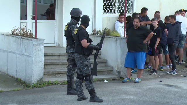 Zeci de suporteri ai echipei Petrolul Ploiesti au vandalizat un hipermarket si au batut un paznic: "A fost o panica generala"