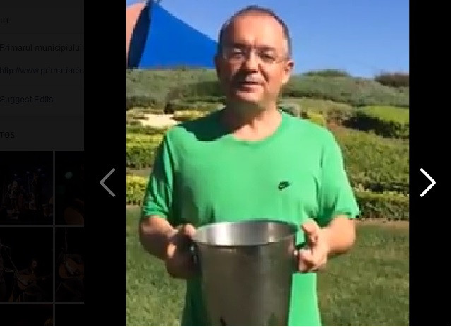 Emil Boc a acceptat provocarea si si-a turnat o galeata cu apa pe cap. Primarul a provocat-o pe Elena Udrea. VIDEO