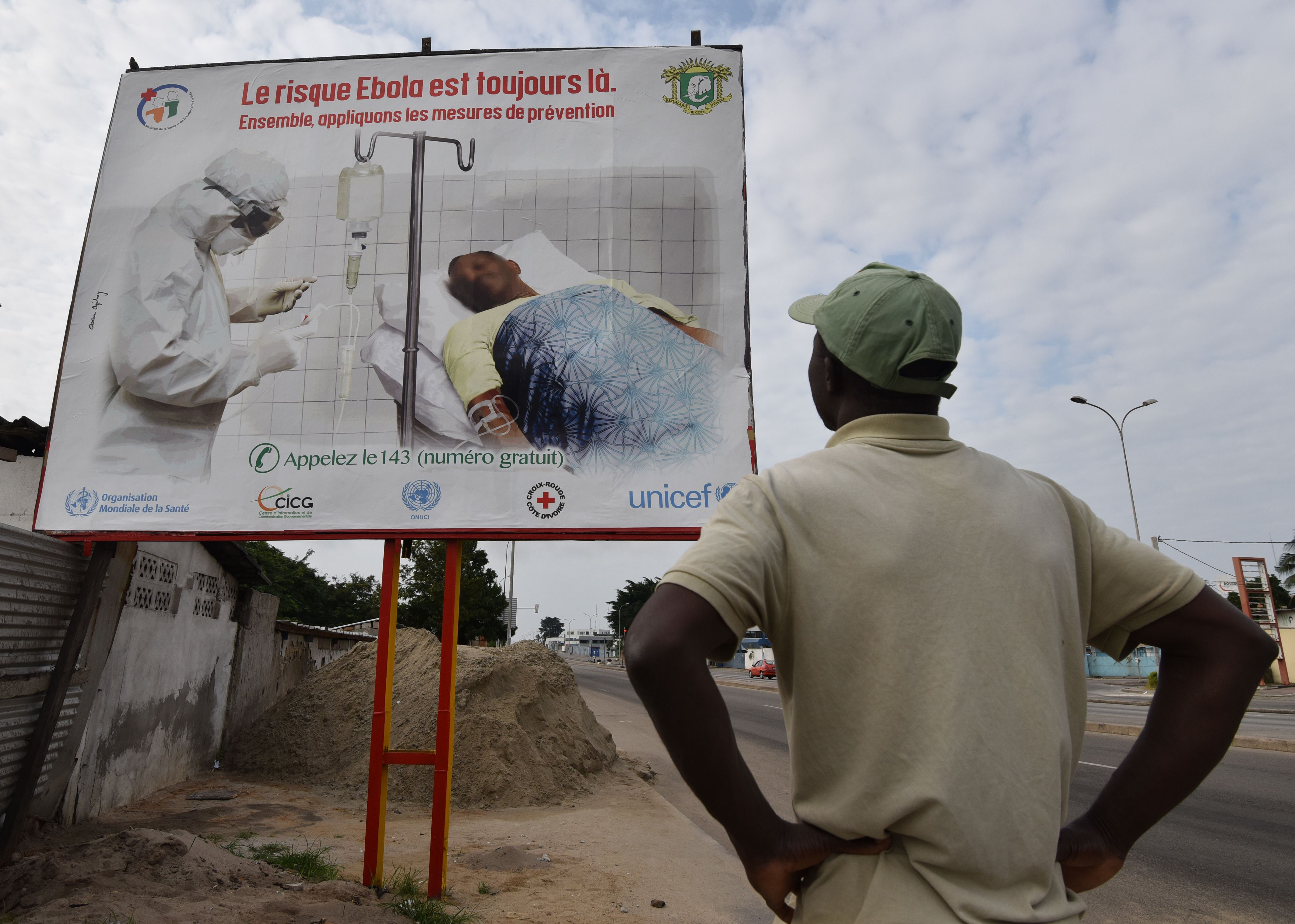 Expert OMS contaminat in Sierra Leone cu Ebola. Virusul face deja victime si in Congo