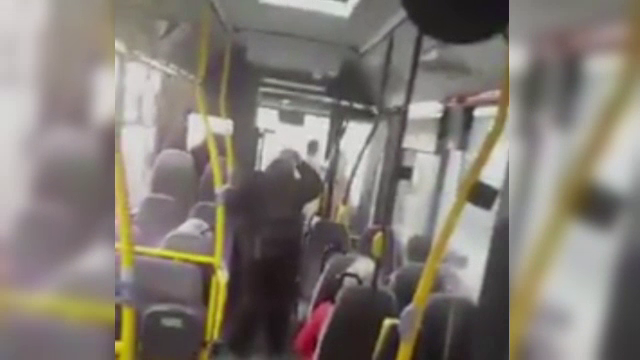 Sofer de autobuz filmat in timp ce a agresat o femeie gravida. Barbatul a fost concediat pe loc