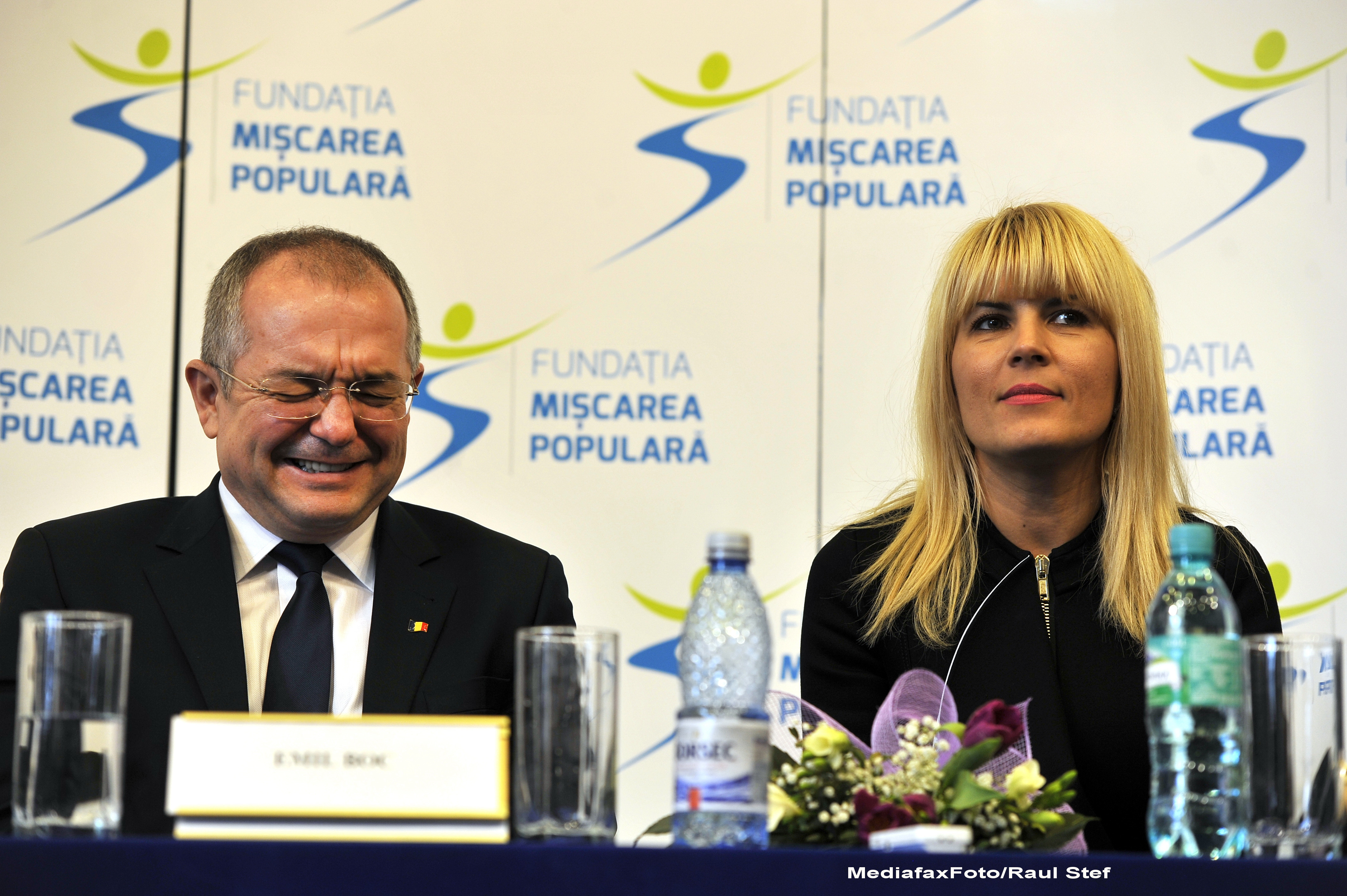 Elena Udrea accepta provocarea lui Emil Boc: Imi voi turna apa in cap in fata Guvernului si il provoc pe Ponta