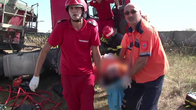 Microbuz cu muncitori, lovit in plin de un TIR. Sapte persoane au fost ranite, iar soferul a avut nevoie de descarcerare
