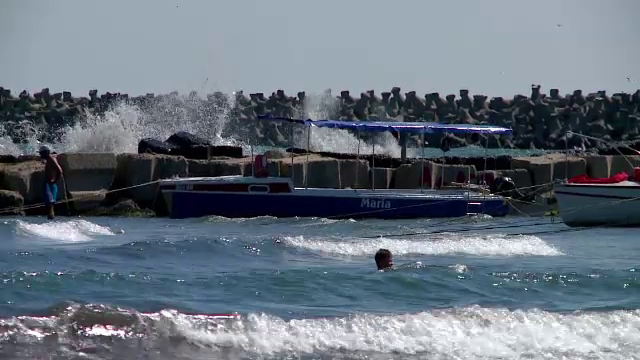 Interzis inotul in mare, pentru cei neexperimentati. Cativa turisti au fost la un pas de inec