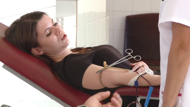 Criza de sange din spitale i-a impresionat pe romani. La Timisoara sute de voluntari au asteptat ore in sir pentru a dona