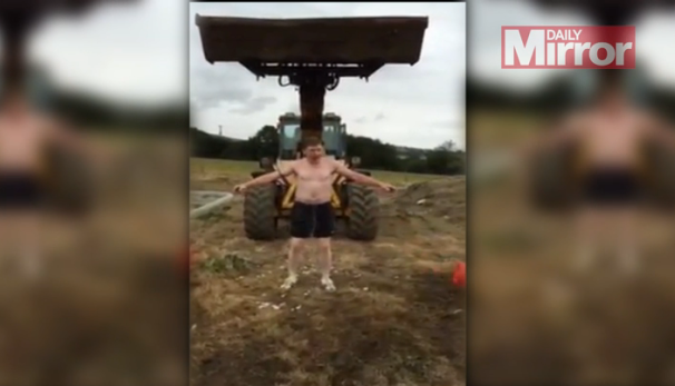 "Ice Bucket Challenge". Un barbat din Irlanda si-a turnat apa in cap intr-un mod inedit. VIDEO