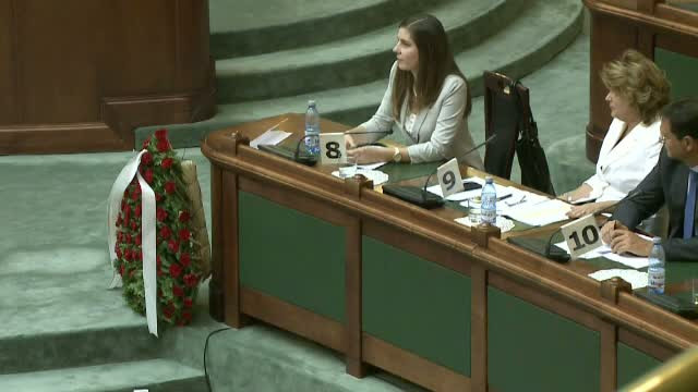 Senatul a aprobat din nou reducerea CAS. PNL a depus o coroana de flori in Parlament pentru a constata "decesul economiei"