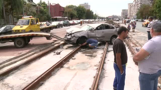 Accident grav suferit de un sofer, care a lovit cu masina o bucata de bordura ajunsa in mijlocul strazii. Politia: E vina lui