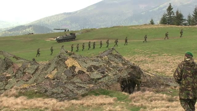 Comandantul fortelor NATO din Europa: "Rusia ar putea efectua incursiuni militare in R.Moldova"