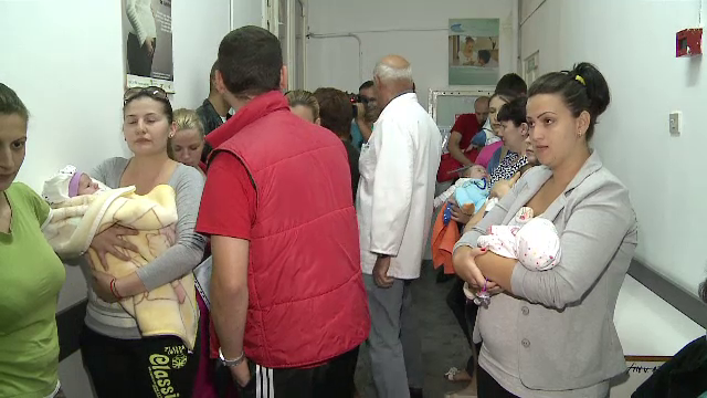 Haos in spitalele din Arad dupa criza vaccinului impotriva tuberculozei. Parintii s-au inghesuit sa-si imunizeze copiii