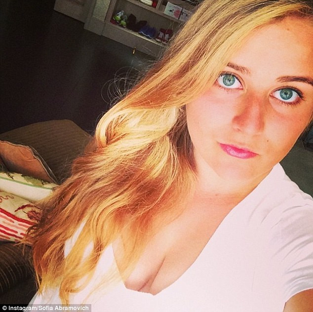 Cine este tatal tinerei din imagine. Are o avere de miliarde de euro si este patronul unei echipe de fotbal