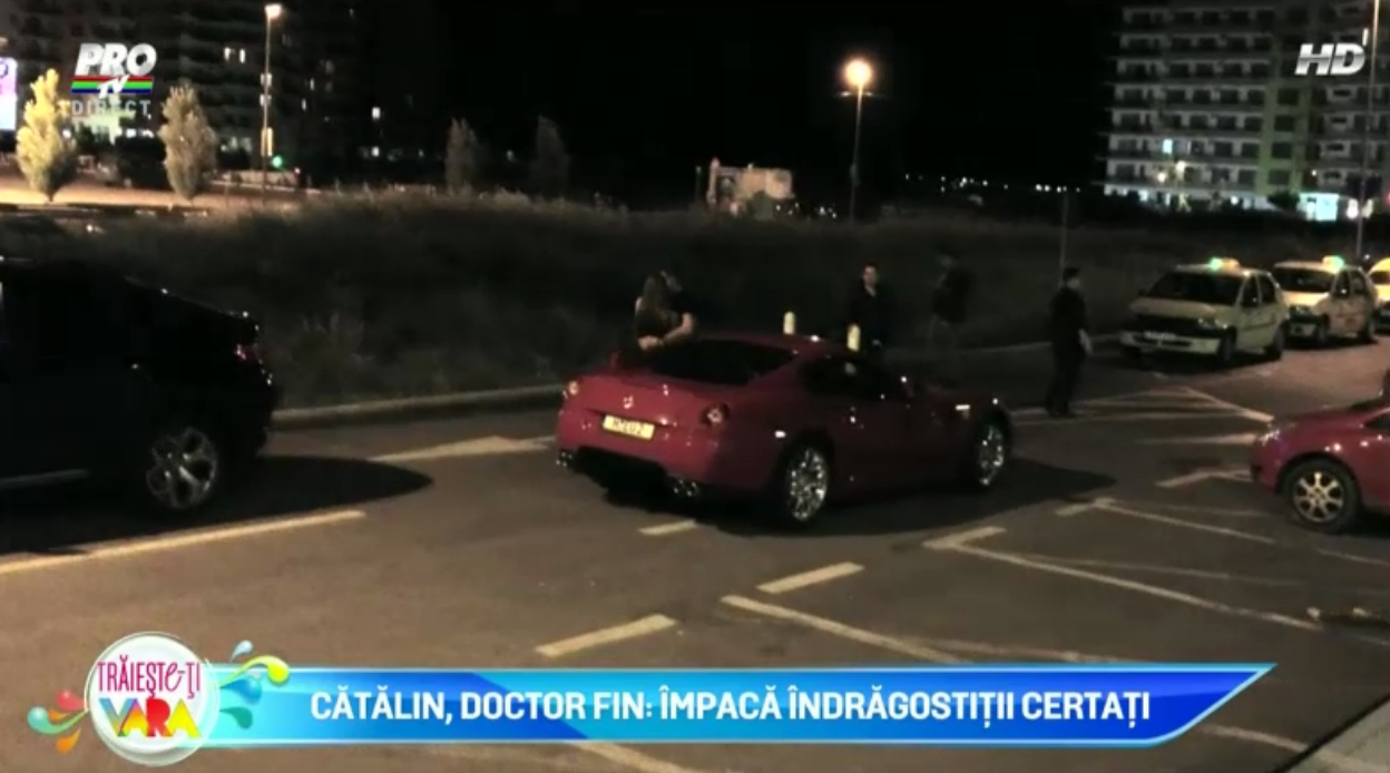 Cine a coborat din acest bolid de lux, pe litoral. O prietena i-a stricat seara romantica alaturi de o bruneta misterioasa