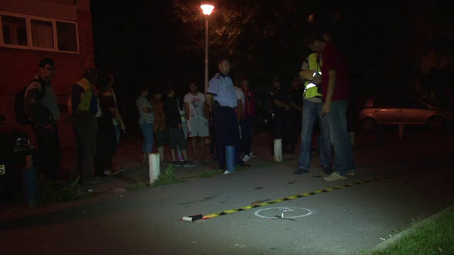 Filmul atacului in lant din Craiova. Un bolnav psihic a terorizat un cartier intreg, politia l-a oprit cu focuri de arma