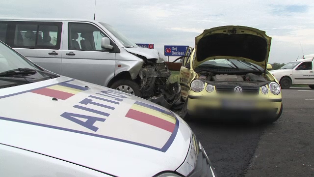 Accident cu sapte raniti, printre care trei copii, petrecut in Bistrita. Un sofer, intrat pe contrasens, a lovit un microbuz