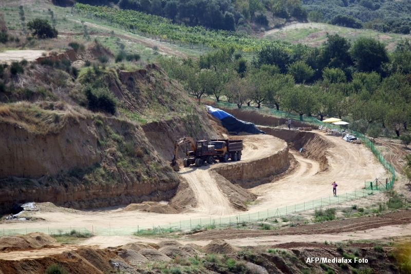 VIDEO. Un mormant din perioada lui Alexandru cel Mare, cel mai mare descoperit vreodata in Grecia, ii captiveaza pe eleni
