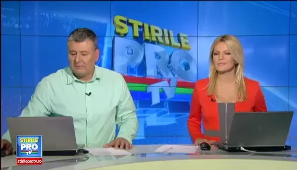 Trei tineri s-au pozat mancand banane, pe antena din varful unui zgarie-nori, in Hong Kong