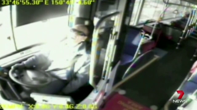 Imagini camera de supraveghere. Un sofer de autobuz fumeaza marijuana si adoarme la volan