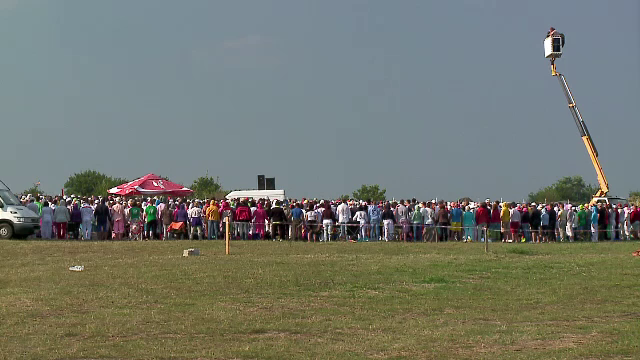 Peste 3.000 de yoghini s-au adunat la Costinesti pentru spirala Yang. Marele absent al evenimentului