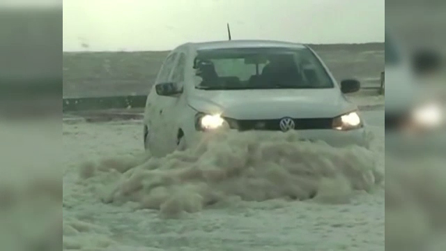 Fenomen spectaculos in Uruguay. Spuma de mare adusa din larg de vantul puternic a acoperit un oras