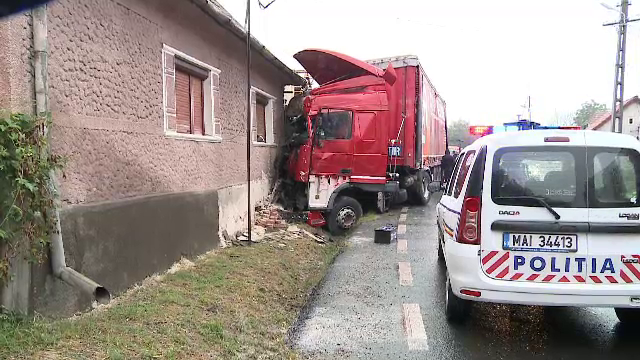 S-au trezit a doua oara intr-o luna cu TIR-ul in casa. O familie din Arad crede ca si-a ridicat locuinta pe un loc blestemat