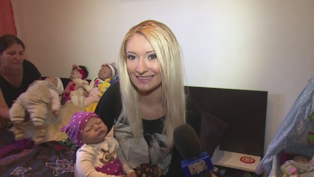 "L-am comandat, chiar daca unii spun ca sunt ciudata". Povestile romancelor care dau mii de euro pe "copii de silicon"