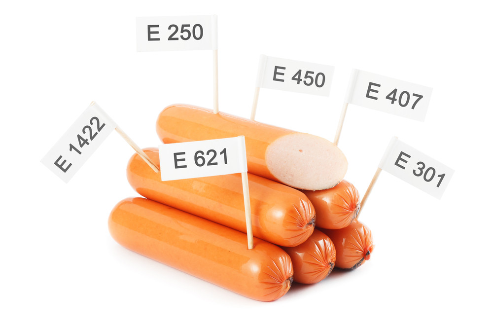 Baiatul de 19 ani caruia i-au fost extirpati sanii. Colorantii si aditivii din mancare transforma 600 de copii romani / an
