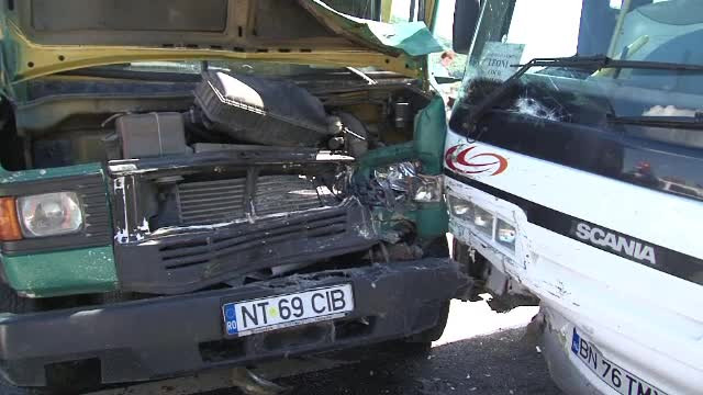 30 de muncitori au crezut ca nu vor mai scapa cu viata. Autobuzul in care se aflau a fost lovit in plin de o furgoneta