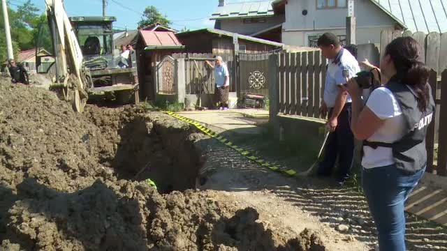 Doi tineri care lucrau la o canalizare au fost la un pas sa moara acoperiti de pamant. Oamenii i-au salvat in ultima clipa